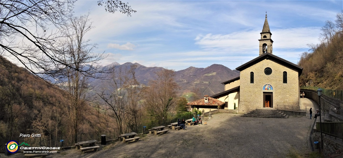 65 Ombre del tardo pomeriggio al Santuario del Perello.jpg